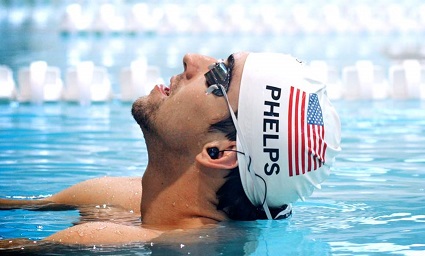 Майкл Фелпс (Michael Phelps) также был сфотографирован с водонепроницаемыми наушниками H20 Audio