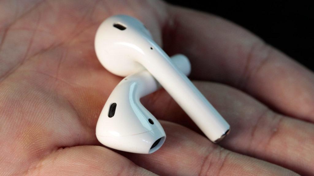 AirPods в руках