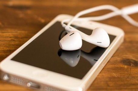 Наушники EarPhone лежат на iPhone