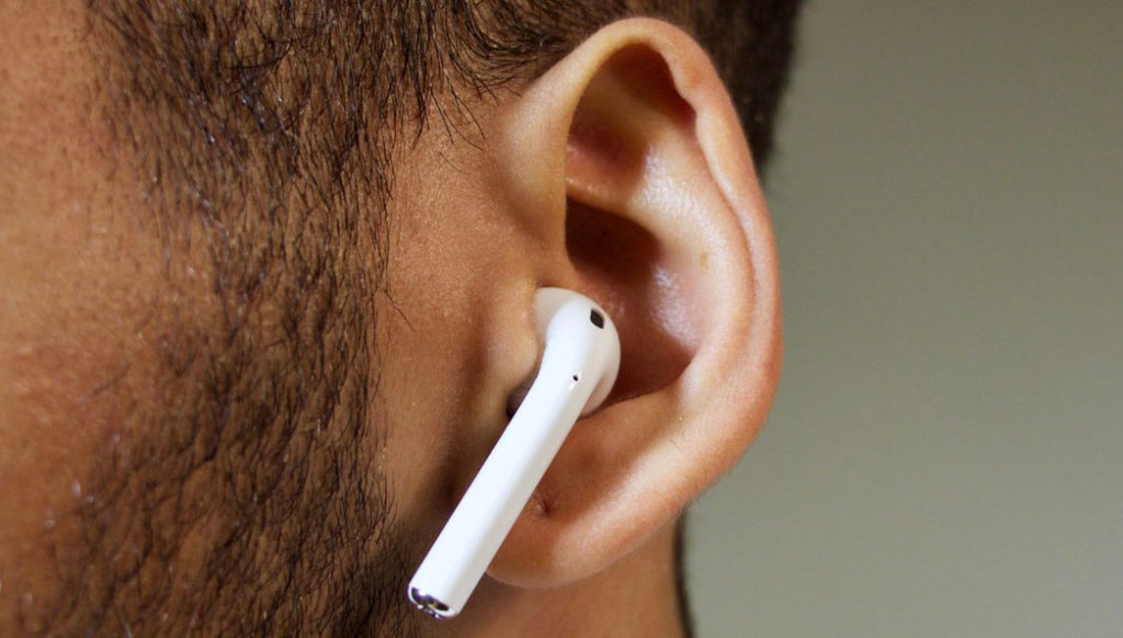 Наушник AirPods в ухе