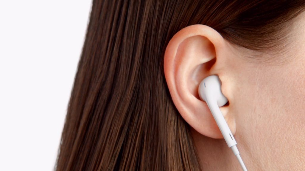 Наушник EarPods вставленный в ухо