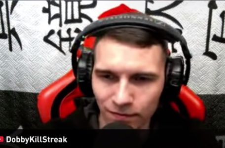 Стример DobbyKillStreak в наушниках Sennheiser HD-215