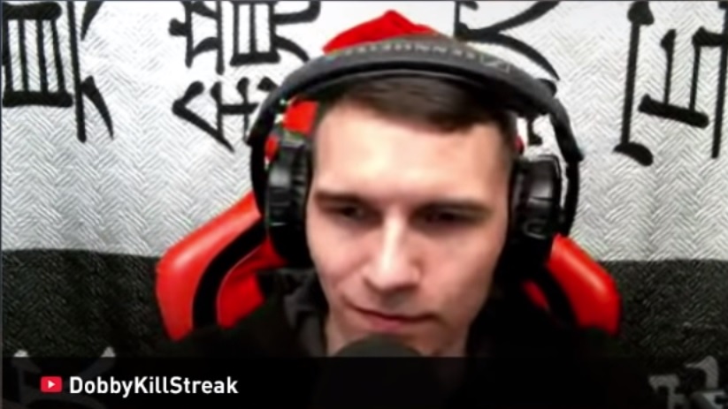 Стример DobbyKillStreak в наушниках Sennheiser HD-215