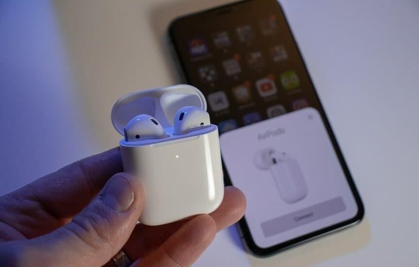 Почему техника компании Apple иногда не видит наушники: что делать?